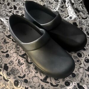 EUC Sz 8 Women’s Crocs, slip proof work clog, Slip-On Utility Clogs in Black